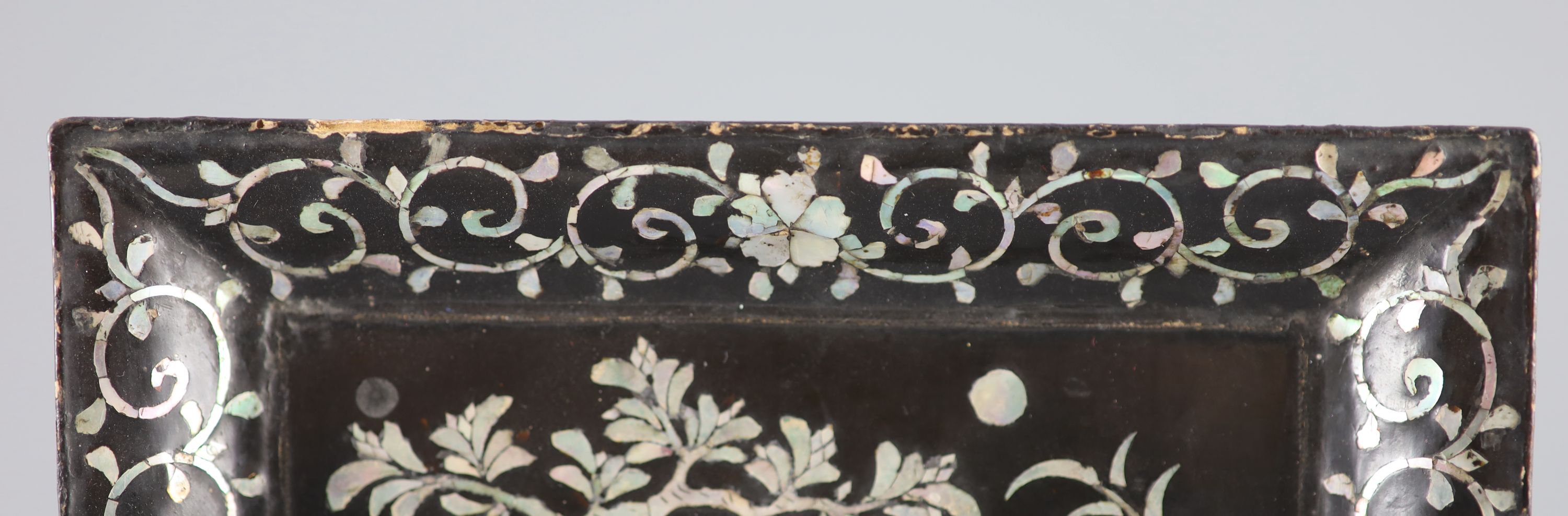 A Chinese lac burgaute square dish, 18th century, 18.5cm